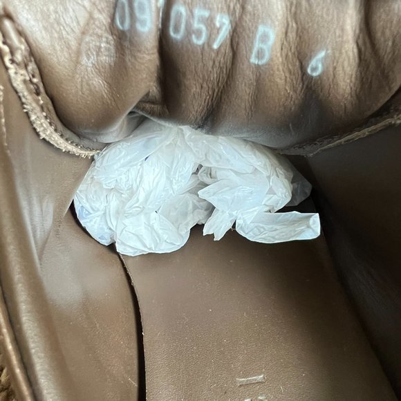 Gucci Women's Brown Leather Snap Strap Shoes . - Picture 16 of 16